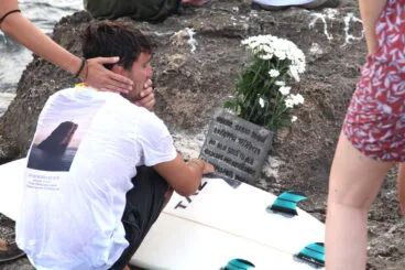 Placa en homenaje al surfista Óscar Serra en Xàbia