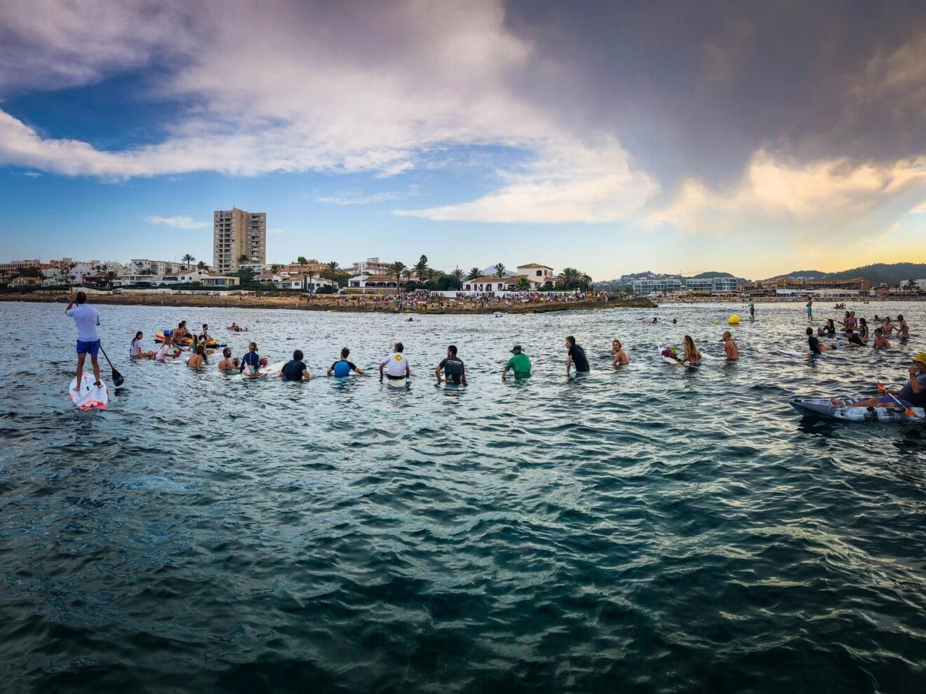 Homenaje desde el mar a Óscar Serra