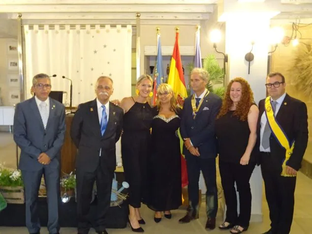 Imagen: Intercambio de poderes en el Rotary Club Jávea
