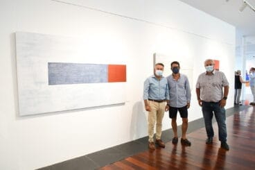 Jaume Monfort con los ediles y su obra