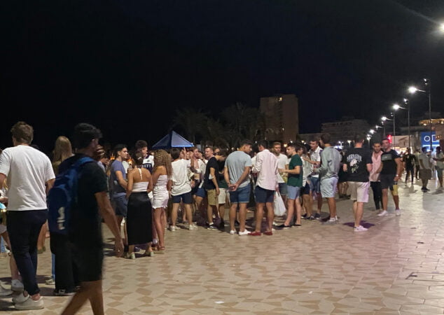 Imagen: Jóvenes de fiesta en la Playa del Arenal de Xàbia