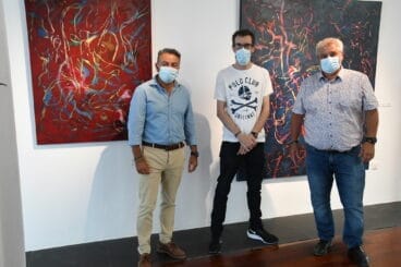 Juan Caravaca junto a sus obras con los ediles