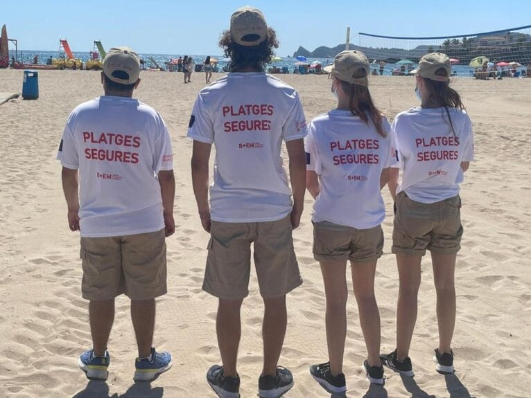 Los jóvenes inician desde hoy la labor informativa en las playas de Xàbia
