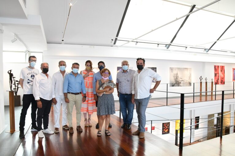 De zeven kunstenaars van de tentoonstelling met burgemeester en wethouder