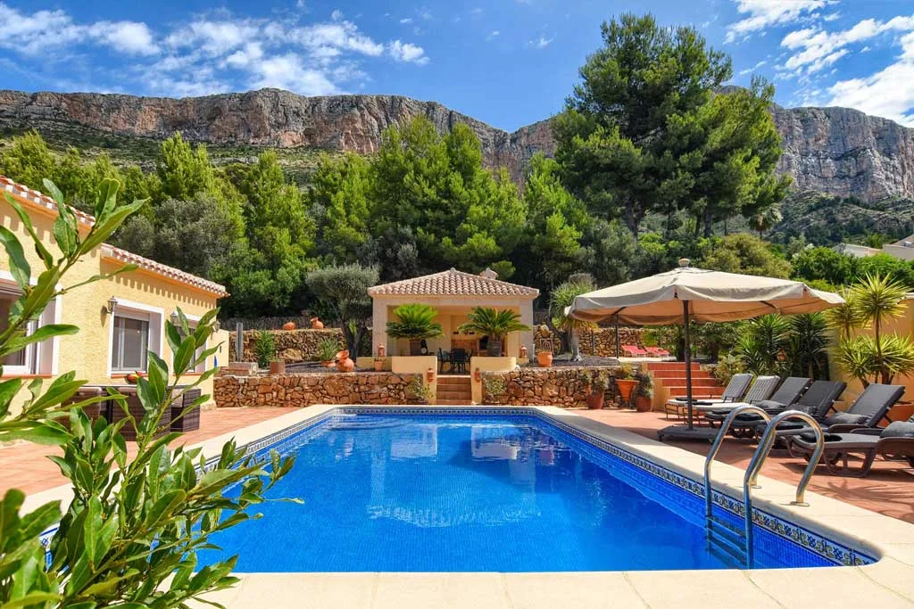 Magnífica villa entre las montañas y a un paso de la playa