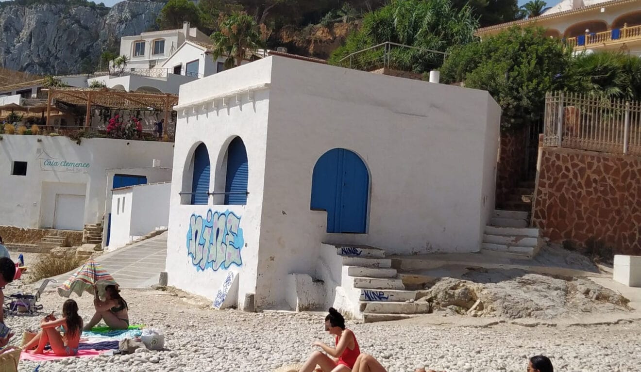 Pintadas en una de las casitas de la Cala de la Barraca de Xàbia