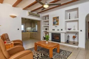 Salón acogedor con chimenea en Villa el Elefante