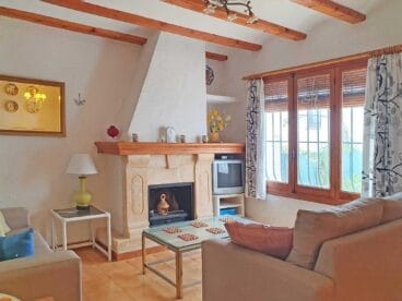 Salón con chimenea Casa Blanca MMC Property Services