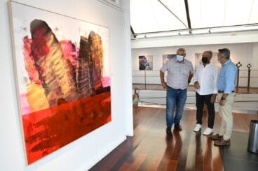 Tomás Sivera junto a una de sus obras