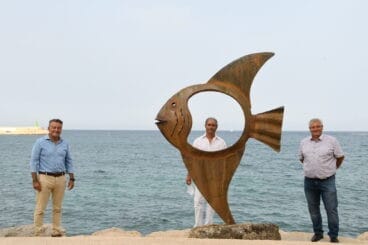 Toni Marí y su escultura de la exposición Art 7 Cable