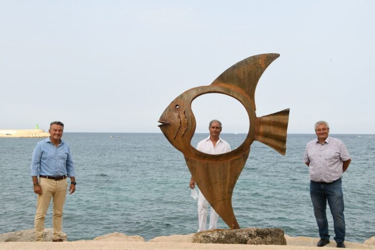 Toni Marí y su escultura de la exposición Art 7 Cable