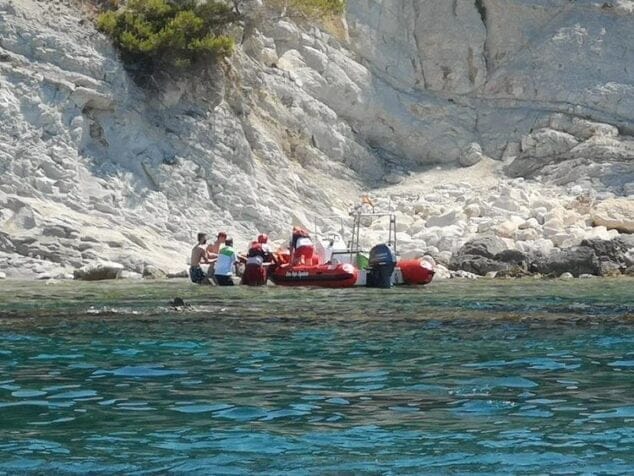 Imagen: Traslado de la bañista con la embarcación de Cruz Roja