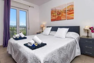 Un amplio dormitorio con vistas al jardín