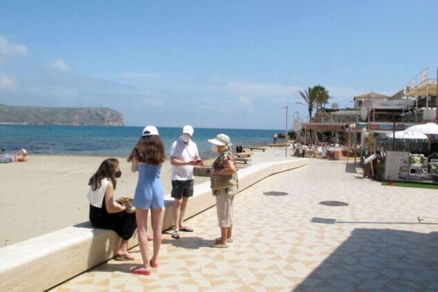 Imagen: Visitantes en la playa del Arenal