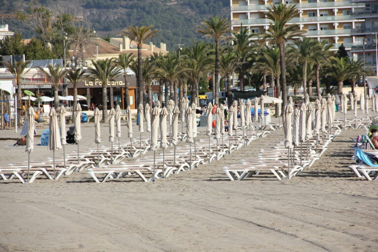 Große Fläche mit Hängematten und Sonnenschirmen am Strand zu mieten