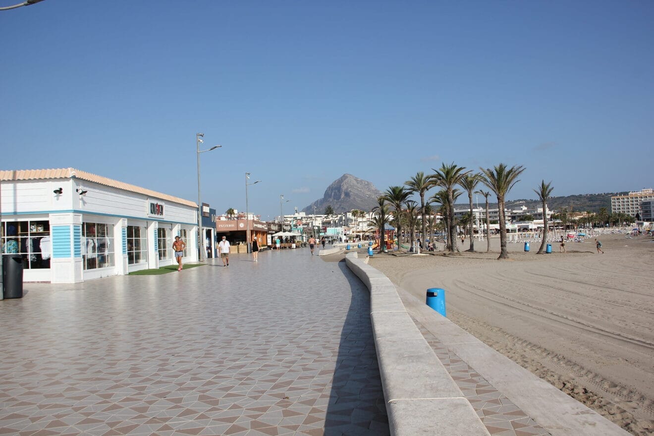 Amplio paseo que bordea al completo la playa del Arenal