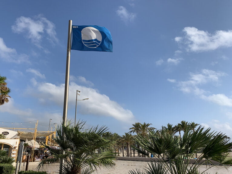 Blauwe vlag op het Arenal-strand