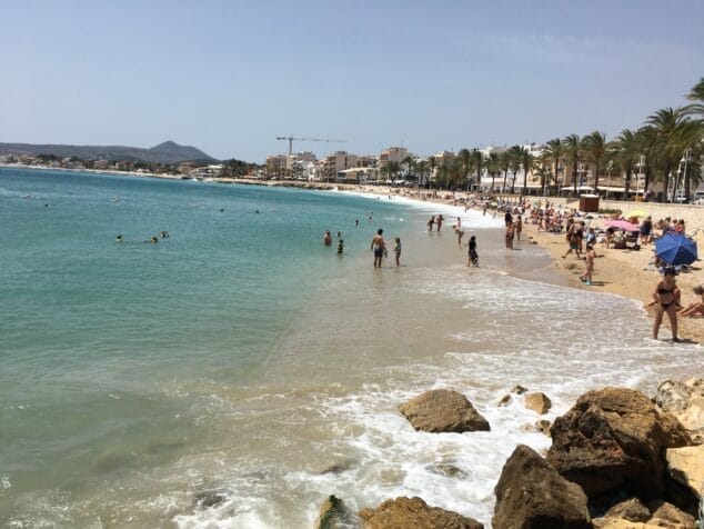 Imagen: Bañistas en la playa de la Grava