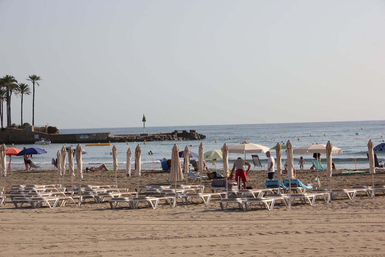 Bañistas en la playa del Arenal