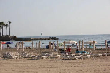 Bañistas en la playa del Arenal