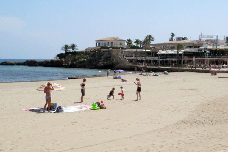 Bañistas en la playa del Arenal