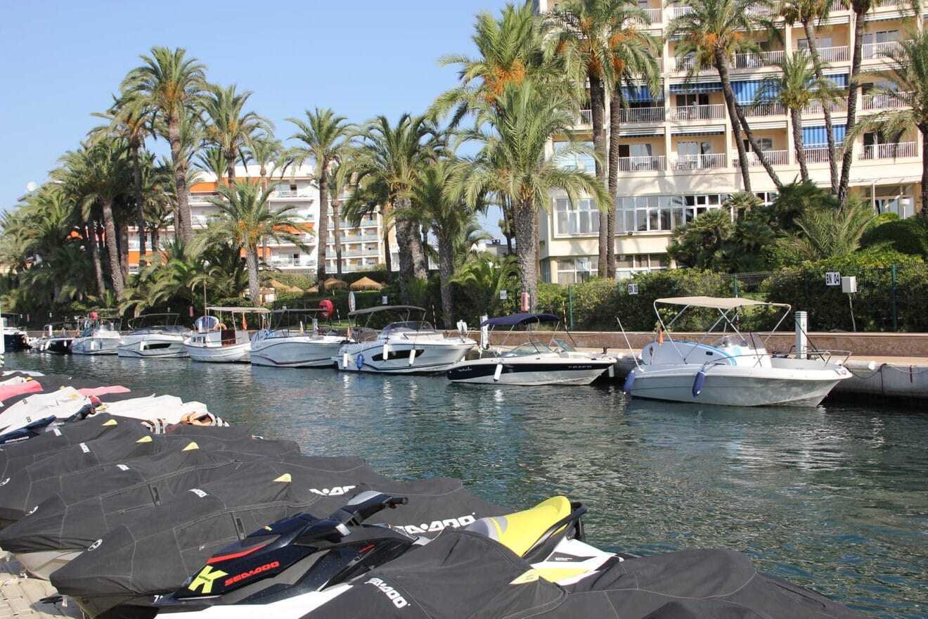 Canal de la Fontana que da acceso a la playa del Arenal