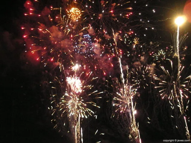 Imagen: Imagen de archivo de un castillo de fuegos artificiales de la fiesta del Loreto