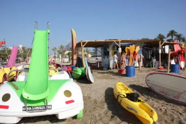 Chiringuito de alquiler de patinetes y material deportivo