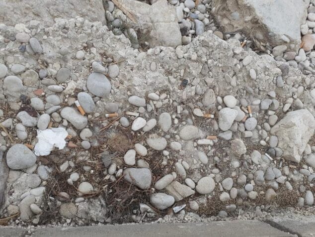 Imagen: Colillas tiradas en primera línea de la playa