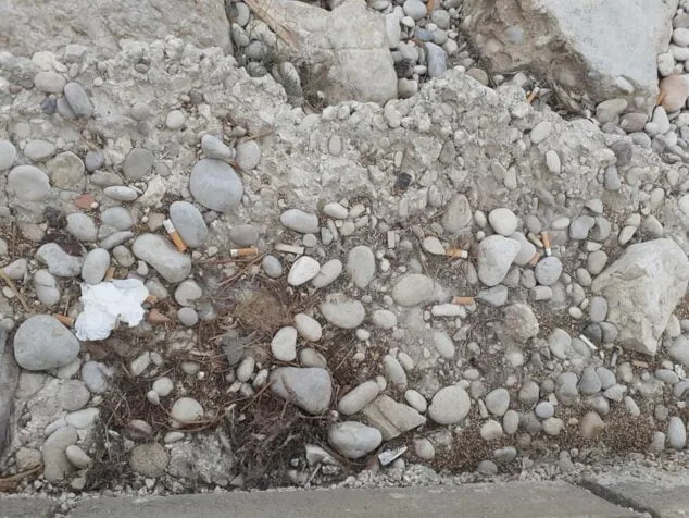 Imagen: Colillas tiradas en primera línea de la playa