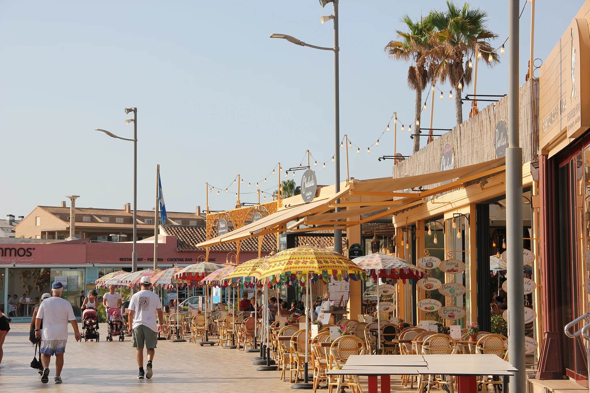 Comercios y restaurantes en la playa del Arenal