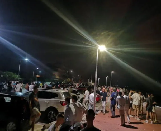Concentración de personas en la Cala Blanca