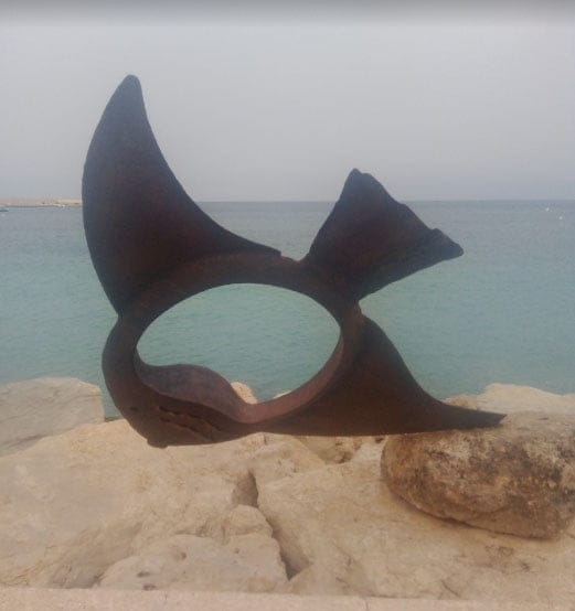 Imagen: Escultura de Pez de hierro derribada