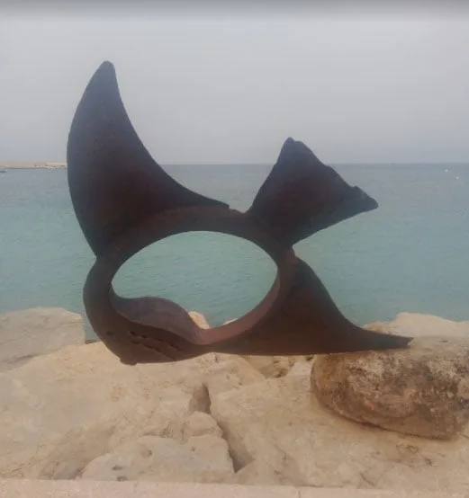 Imagen: Escultura de Pez de hierro derribada