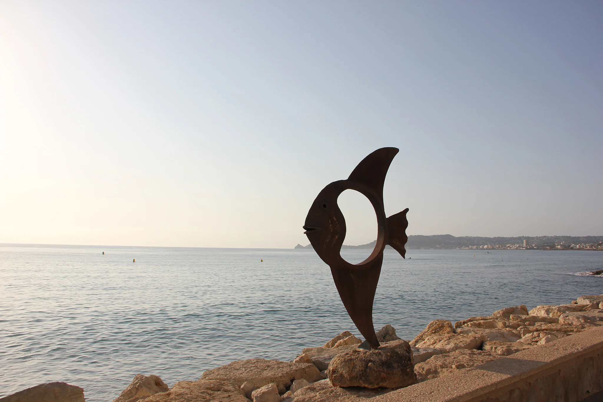 Escultura del artista Toni Marí en playa de la Grava