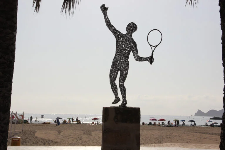 Escultura en homenaje al tenista David Ferrer
