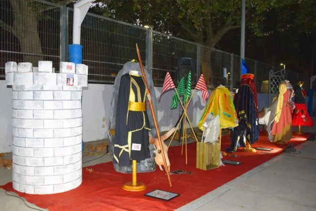 Imagen: Exposición de trajes de las ediciones anteriores de Ajedrez Viviente