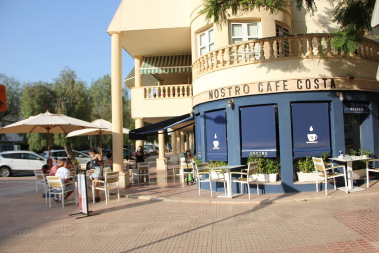 Fachada y terraza del Café Nostro Costa