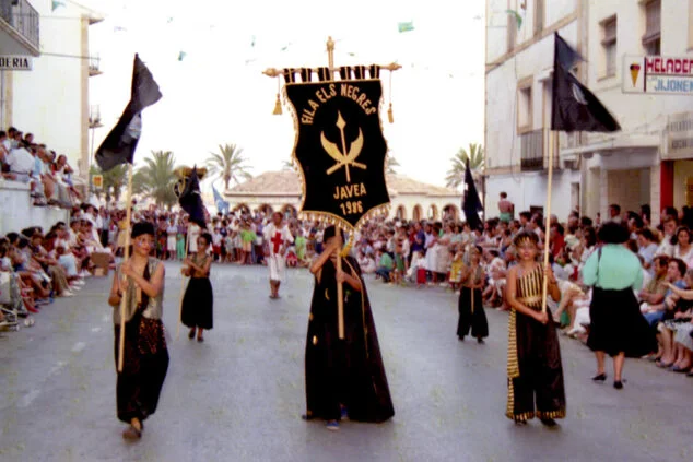 Imagen: Fila Els Negres en el desfile de gala de 1987