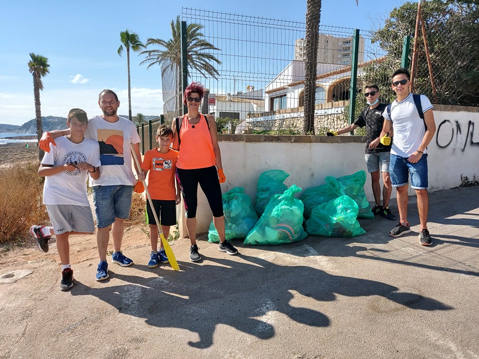 Grupo de voluntarios en la jornada de limpieza del litoral de Xàbia