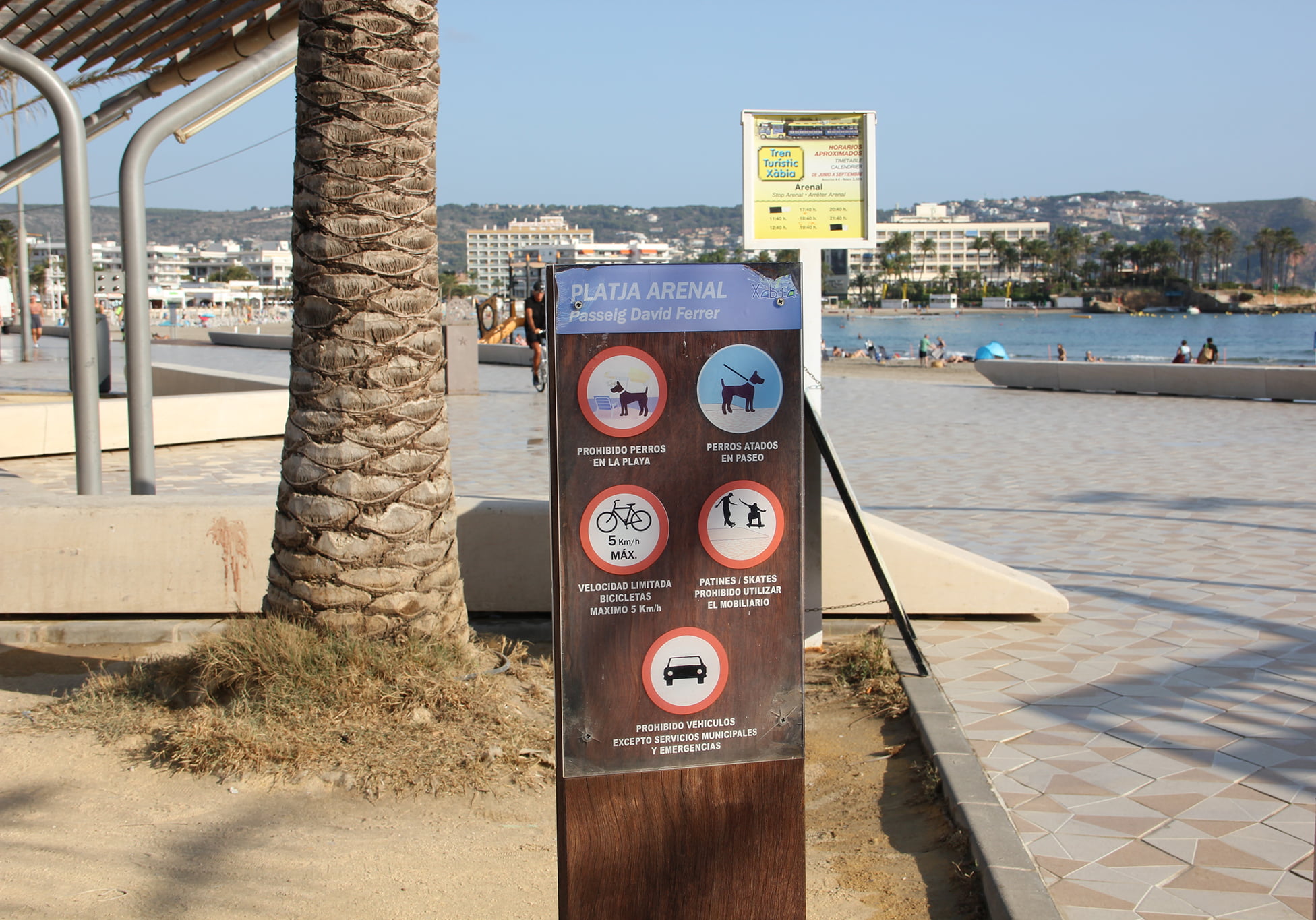 Indicaciones de lo no permitido en la playa del Arenal