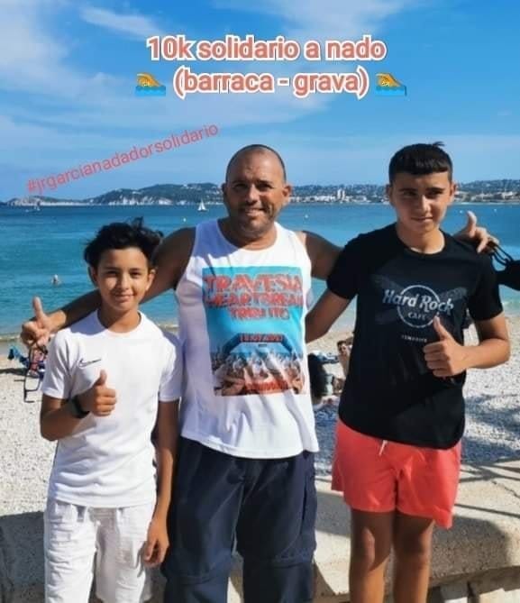 Imagen: José Ramón García con los niños