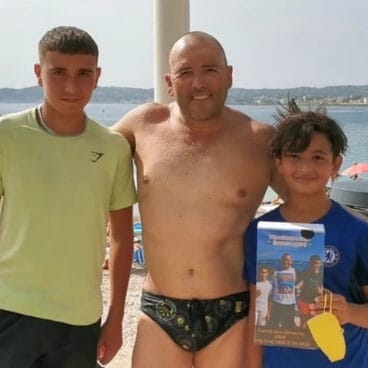 José Ramón junto a los dos beneficiarios del reto solidario