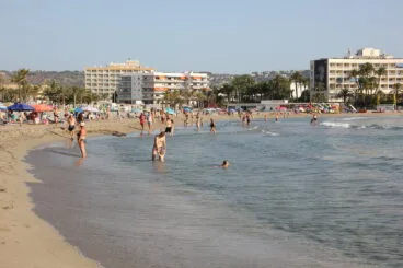La playa del Arenal es la única de arena de Xàbia