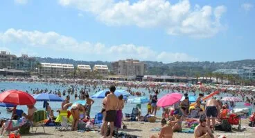 La playa del Arenal llena de turistas