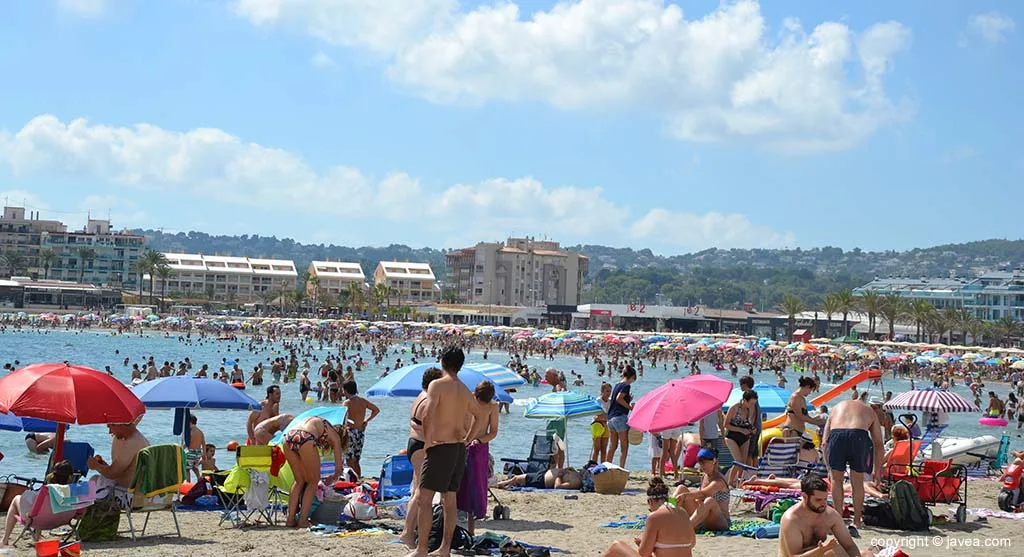 La playa del Arenal llena de turistas