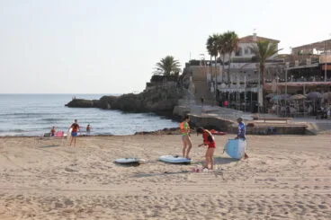Los bañistas practican distintos deportes acuáticos en la playa del Arenal