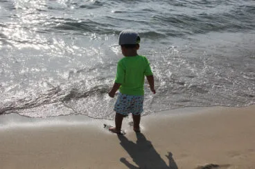 Los niños disfrutan del agua y la arena en la playa del Arenal