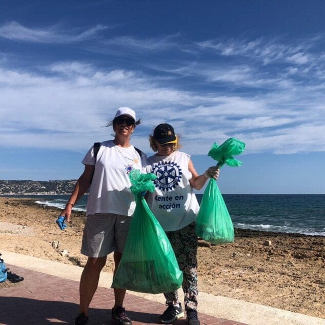 Imagen: Miembros del Club Rotary en la limpieza del litoral de Xàbia