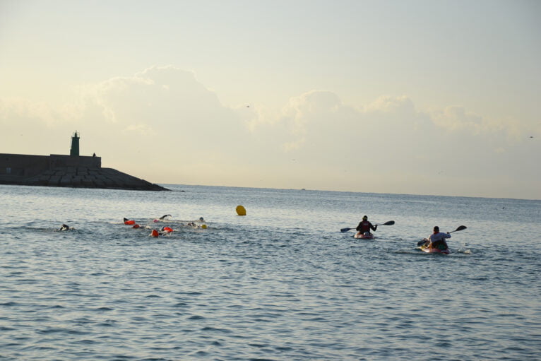Nadadores en aguas de la playa de la Grava